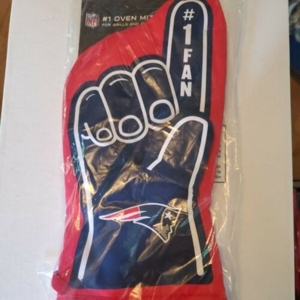 NEW #1 FAN NFL New England Patriots Football Oven Mitt and Grill Mitt.       K2